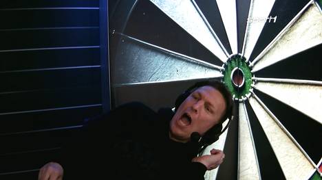 Gerwyn Price gelingt nach William Borland und Darius Labanauskas zum dritten Mal das perfekte Spiel. Kommentator Basti Schwele bleibt am Kabel hängen. 