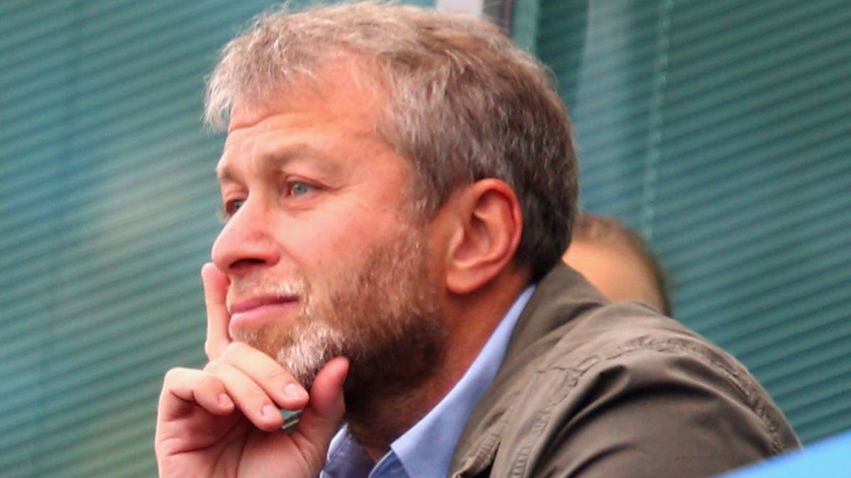 Nach der Pleite gegen Liverpool fordert die Zeitung "Telegraph" den Russen jedoch zum Handeln auf: "Crunch time for Abramovich", titelt sie. "Mourinho starrt in den Abgrund"