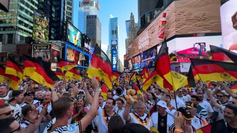 Die deutschen Fans haben den legendären Times Square in New York vor dem dritten Gruppenspiel gegen Ecuador in Schwarz-Rot-Gold getaucht. Die deutschen Anhänger träumen davon, am 19. Juli zum Finale an diesen Ort zurückzukehren.