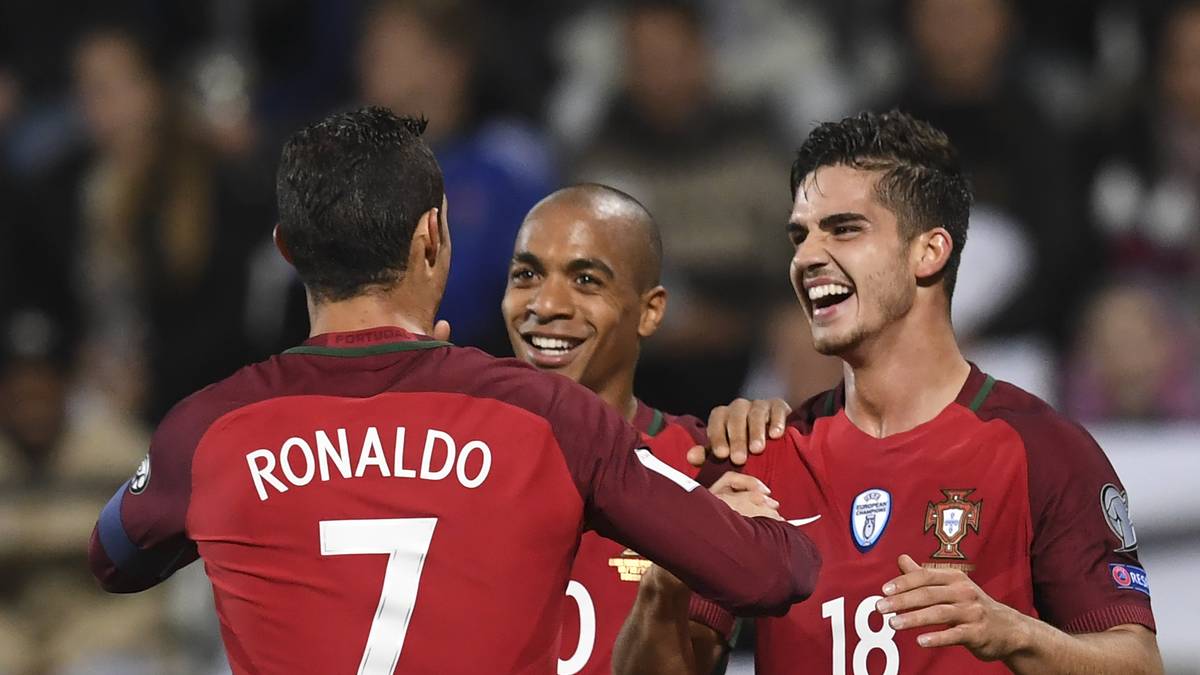 ANDRE SILVA: Der 21-Jährige Portugiese (r.) wurde von Cristiano Ronaldo persönlich als sein Nachfolger geadelt. Etliche Topklubs aus Europa waren am Sturmjuwel interessiert. Milan einigte sich schließlich mit dem FC Porto. Kostenpunkt: 38 Millionen Euro