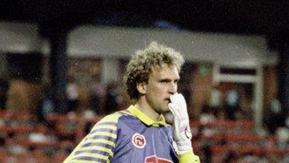 Neon war Anfang der Neunziger Jahre angesagt. So auch beim damligen Düsseldorfer Torhüter Jörg Schmadtke 