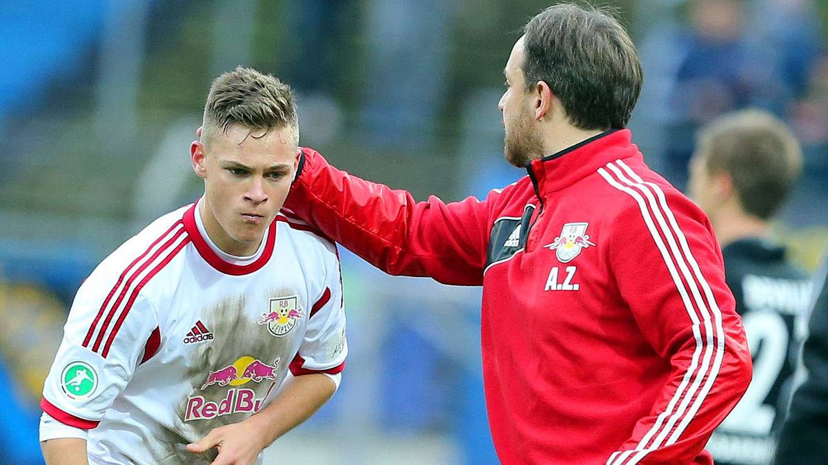 Dort immer an seiner Seite: Trainer und Förderer Alexander Zorniger (r.). "Wegen Jungs wie ihm macht der Trainerjob Spaß", sagt Zorniger bei SPORT1 über Kimmich. Gemeinsam steigen sie am Ende der Saison 2013/14 in die Zweite Liga auf