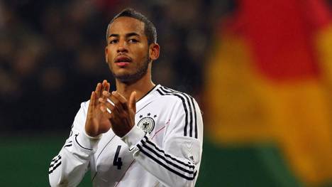 Der ehemalige Nationalspieler Dennis Aogo beendet seine Profi-Karriere. Insgesamt absolvierte der 33-jährige 257 Bundesliga-Spiele. Nachdem Aogo zuletzt bei Hannover 96 unter Vertrag stand, hat er sich nun entschlossen seine Fußballschuhe an den Nagel zu hängen.