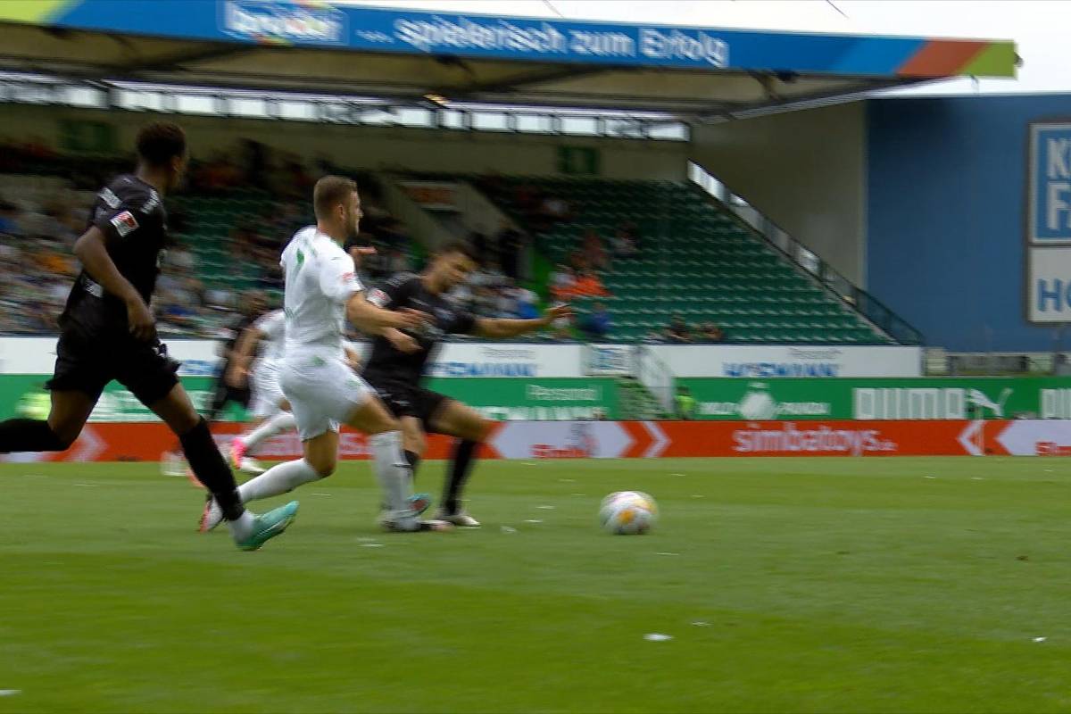 Greuther Fürth setzt sich durch einen Kantersieg gegen Paderborn an die Tabellenspitze. Der SCP gelangt durch einen frühen Platzverweis ins Hintertreffen.