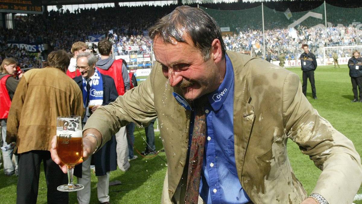 2004 schafft er mit dem Underdog sogar den Einzug in den UEFA-Cup. Zum Dank gibt es eine Bierdusche