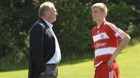 Der damalige Manager Uli Hoeneß (li.) im Gespräch mit Toni Kroos (beide Bayern)