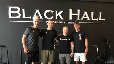 Nach der U21-EM steigen Robin Koch (l.), Luca Waldschmidt (r.) und Markus Schubert (2.v.l.) wieder ins Training ein. Das Trio schiebt Extraschichten in der Black Hall 