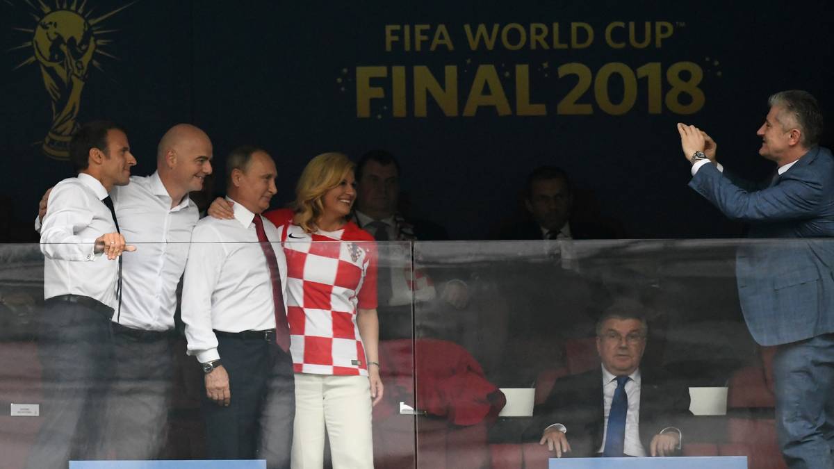 Prominez auch auf der Tribüne: Die Staatsoberhäupter Emmanuel Macron, Wladimir Putin und Kolinda Grabar-Kitarovic vereint mit FIFA-Chef Gianni Infantino