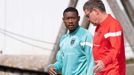 David Alaba (li., hier mit Österreichs Nationaltrainer Ralf Rangnick) fiebert seinem Comeback entgegen