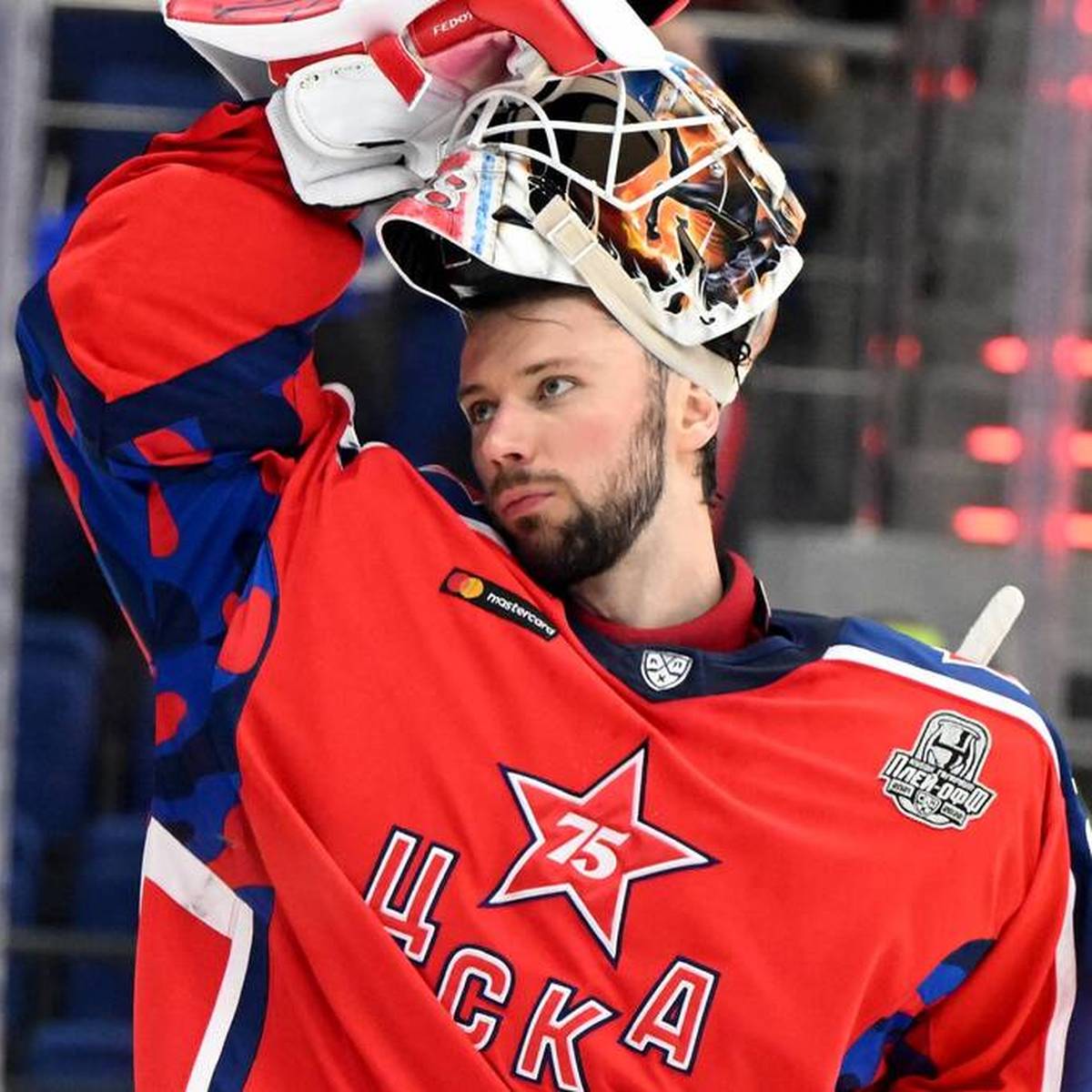 Der russische Eishockey-Star Ivan Fedotov wollte in die NHL wechseln. Doch die das Militär verhaftet ihn in seinem Heimatland. - und schickt ihn in die Arktis. 