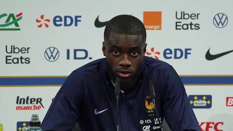 Ehrliche Worte! Dayot Upamecano bedankt sich im Rahmen einer Pressekonferenz bei Bayern-Trainer Vincent Kompany. Zudem verteilt er großes Lob an seine Teamkollegen Kingsley Coman und Michael Olise.