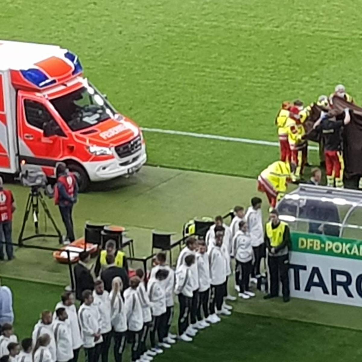 Nach dem Pokal-Finale kommt es zu einem medizinischen Notfall vor der Leipziger Trainerbank. Die Siegerehrung der Leipziger muss zunächst ausgesetzt werden. Später gibt es Entwarnung.