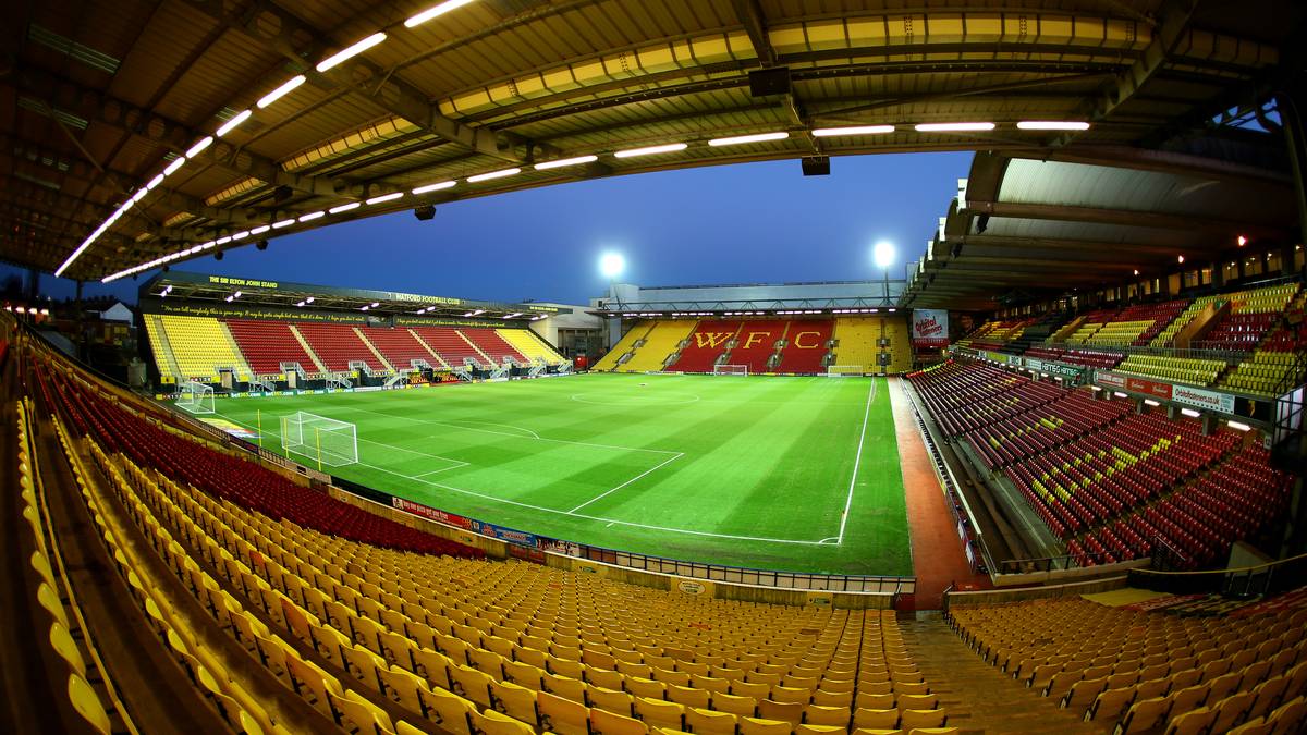 Vicarage Road, Kapazität: 21.577, Verein: FC Watford - Nachdem der Verein das Stadion 2003 wegen finanzieller Schwierigkeiten verkaufen musste, starteten die Fans die Aktion "Let's Buy Back The Vic"