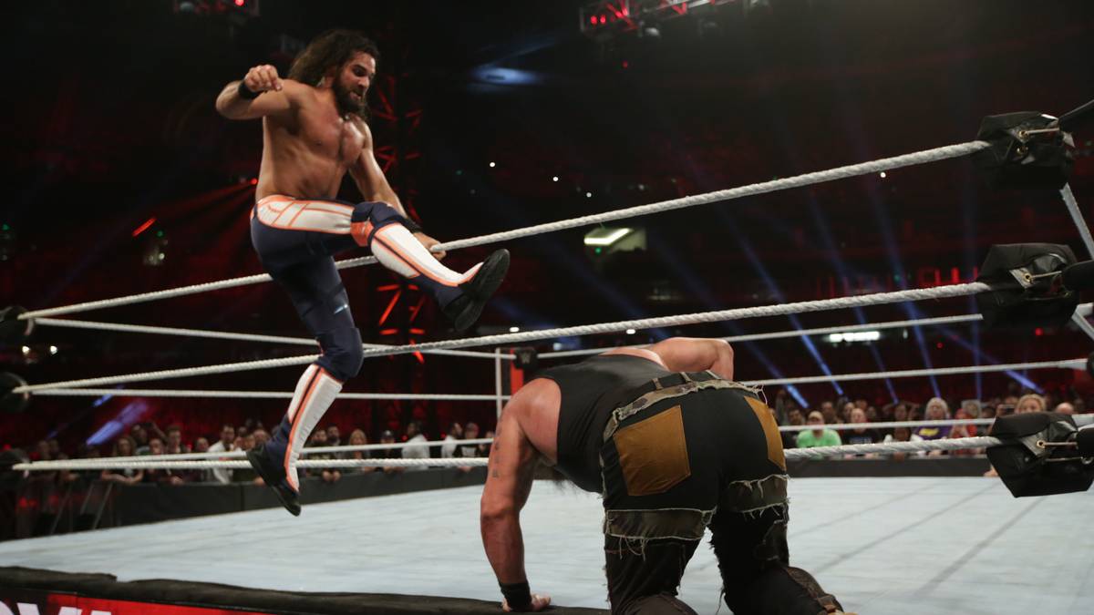 Rollins dagegen schafft es, den Riesen Strowman vom Mattenrand zu treten
