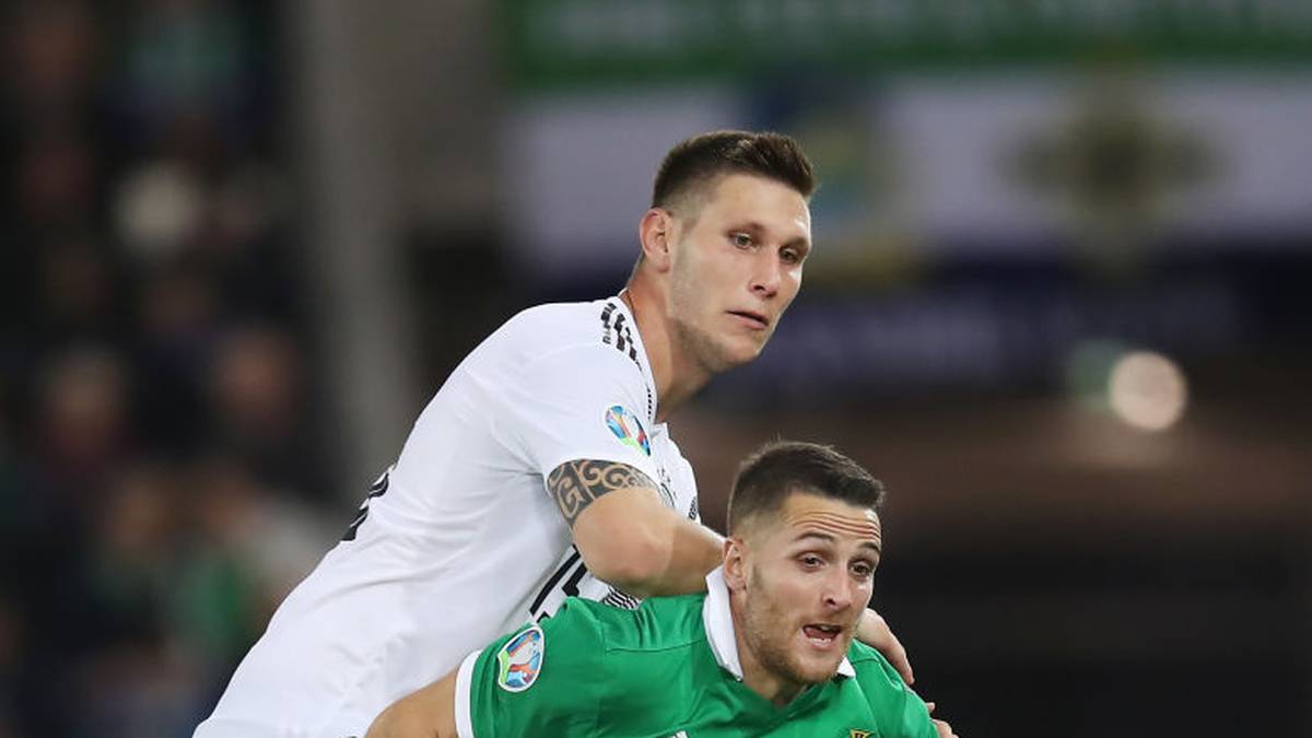 TUTTOSPORT: Deutschland kann wieder lächeln - Das DFB-Team erkämpft nach der schockierenden Pleite gegen die Niederlande drei wichtige Punkte in Nordirland und ist wieder Tabellenführer der Gruppe C. Die EURO 2020 rückt wieder näher. Conor Washington scheitert zweimal an einem starken Manuel Neuer, während Marcel Halstenberg und Serge Gnabry für Deutschland treffen