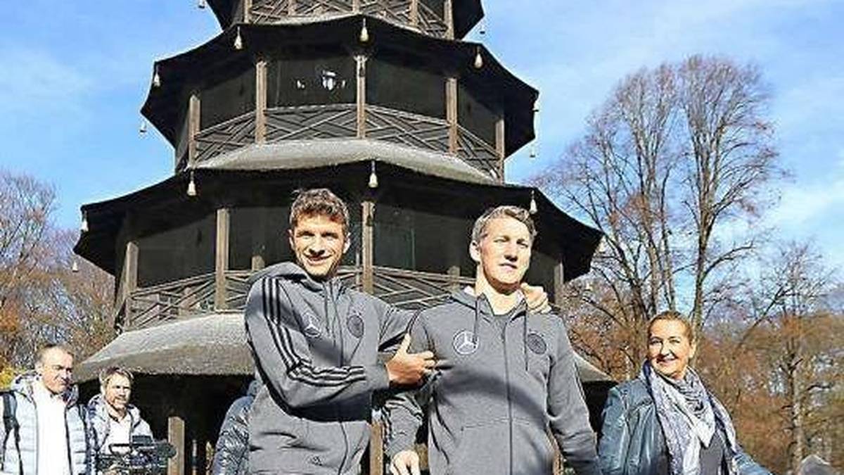 ... Thomas Müller geschlagen geben, der es auf 8.9 Millionen bringt. Hier sieht man die beiden Weltmeister beim gemeinsamen "Bummeln" im Englischen Garten in München