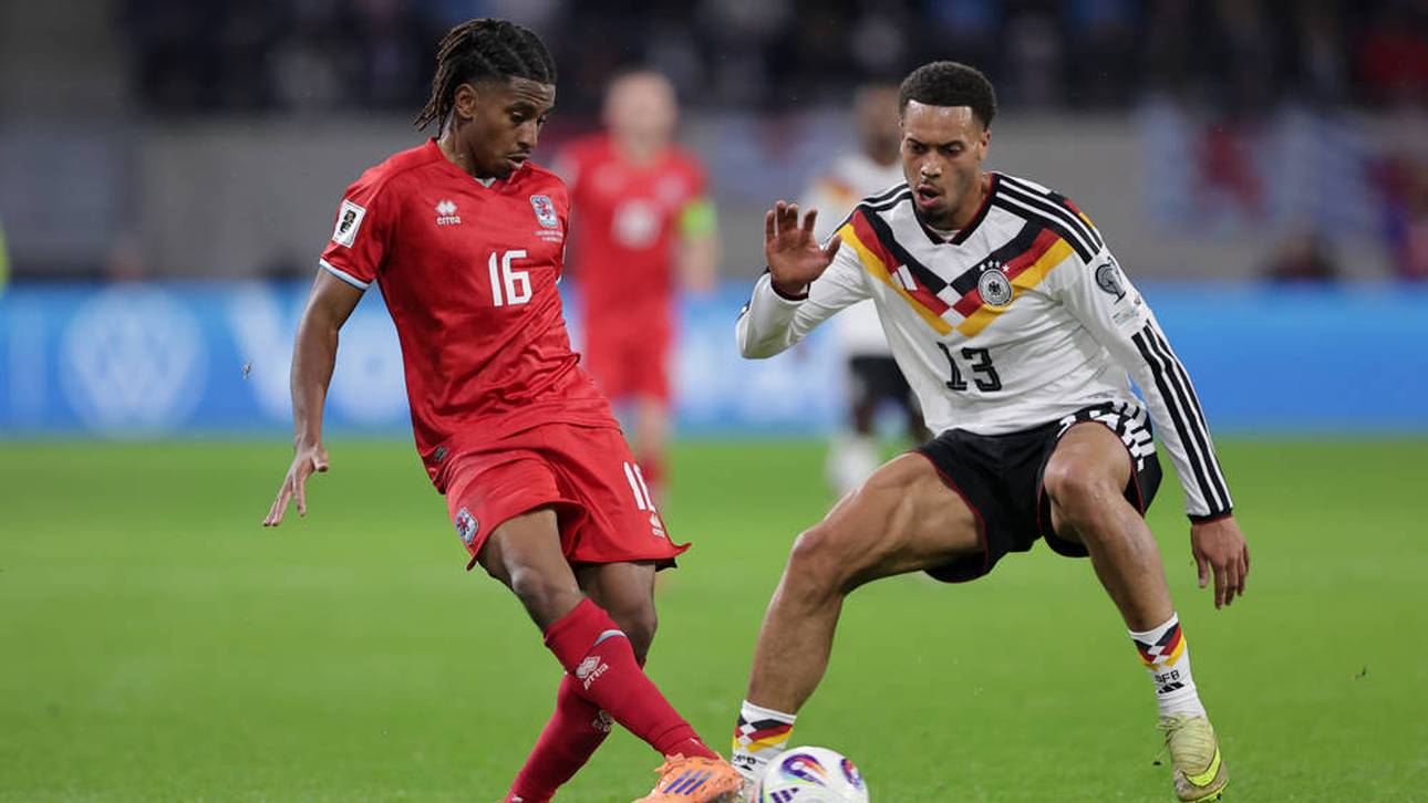 Felix Nmecha (r.) im Zweikampf mit dem Ex-Mainzer Leandro Barreiro (l.)