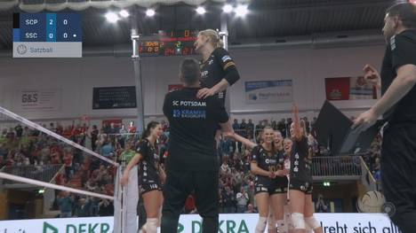 Der SC Potsdam schlägt den SSC Palmberg Schwerin in einem hochklassigen Halbfinale. Neben den spektakulären Ballwechsel war besonders ein Trikot-Trick der Potsdamerinnen spielentscheidend.