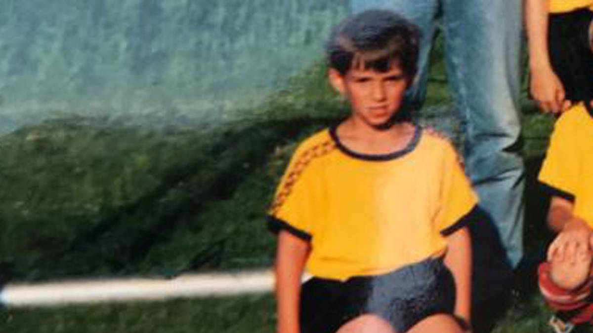 Waslikowskis Fußballerleben beginnt in den 90er-Jahren im badischen Gengenbach. Schnell wird sein Talent erkannt, über die Zwischenstation Offenburger FV wechselt Waslikowski 2001 im Alter von erst zwölf Jahren zum SC Freiburg