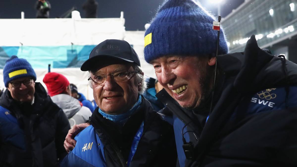Zwei Könige in einem Bild! Schwedens Staatsoberhaupt Carl Gustaf nimmt sich Zeit für ein Bild mit Biathlon-Trainer Wolfgang Pichler, dessen Schützlinge bei den Winterspielen überraschen