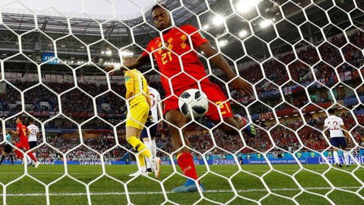 Michy Batshuayi zog mit seinem Jubel-Pfostenschuss ins eigene Gesicht nach Belgiens Treffer gegen England Spott auf sich. 