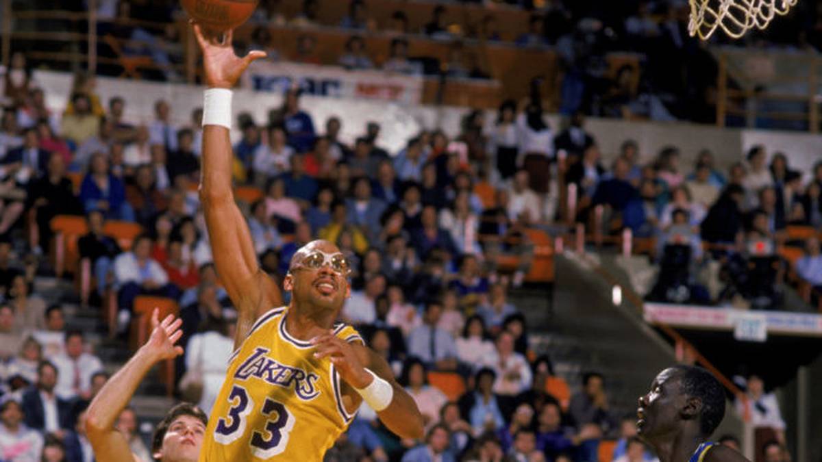 PLATZ 2 - KAREEM ABDUL-JABBAR (29,0 PER): 31,7 Punkte Punkte, 16,0 Rebounds und 3,3 Assists legte der Center in seiner zweiten NBA Saison bei den Milwaukee Bucks in 82 Spielen durchschnittlich auf. Dort holte er auch einen Titel, doch erst bei den Lakers wurde er endgültig zur NBA-Legende, als er mit "Magic" Johnson der Liga das Fürchten lehrte