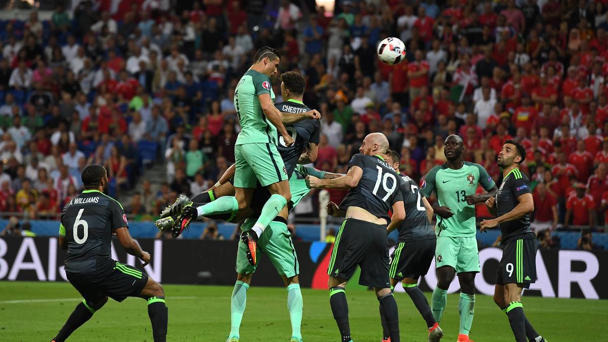 Was für ein Kopfball-Hammer! Cristiano Ronaldo jagt den Ball zur portugiesischen Führung ins Netz