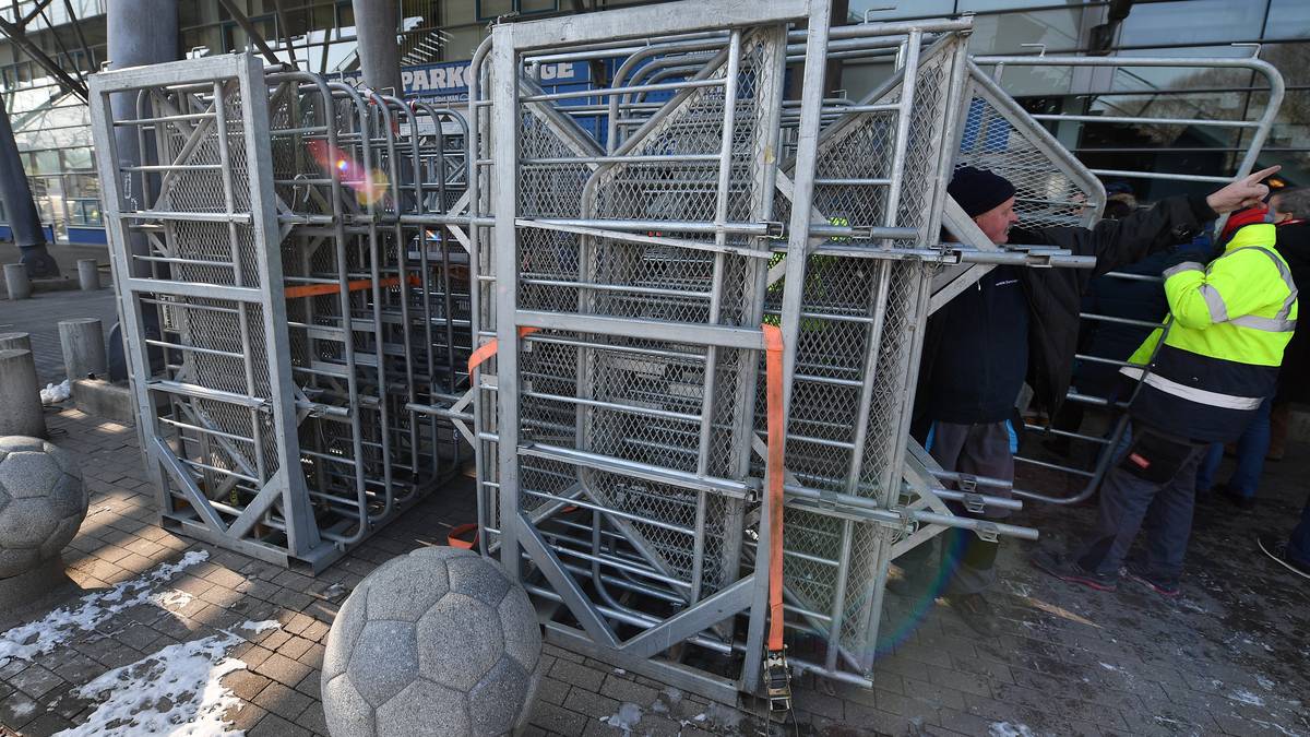 Die Fan-Gruppen werden von vornherein getrennt. Darüber hinaus gibt es im Stadion nur alkoholfreies Bier.