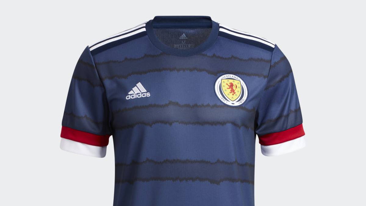Die Schotten spielen die EM im dunkelblauen Trikot.
