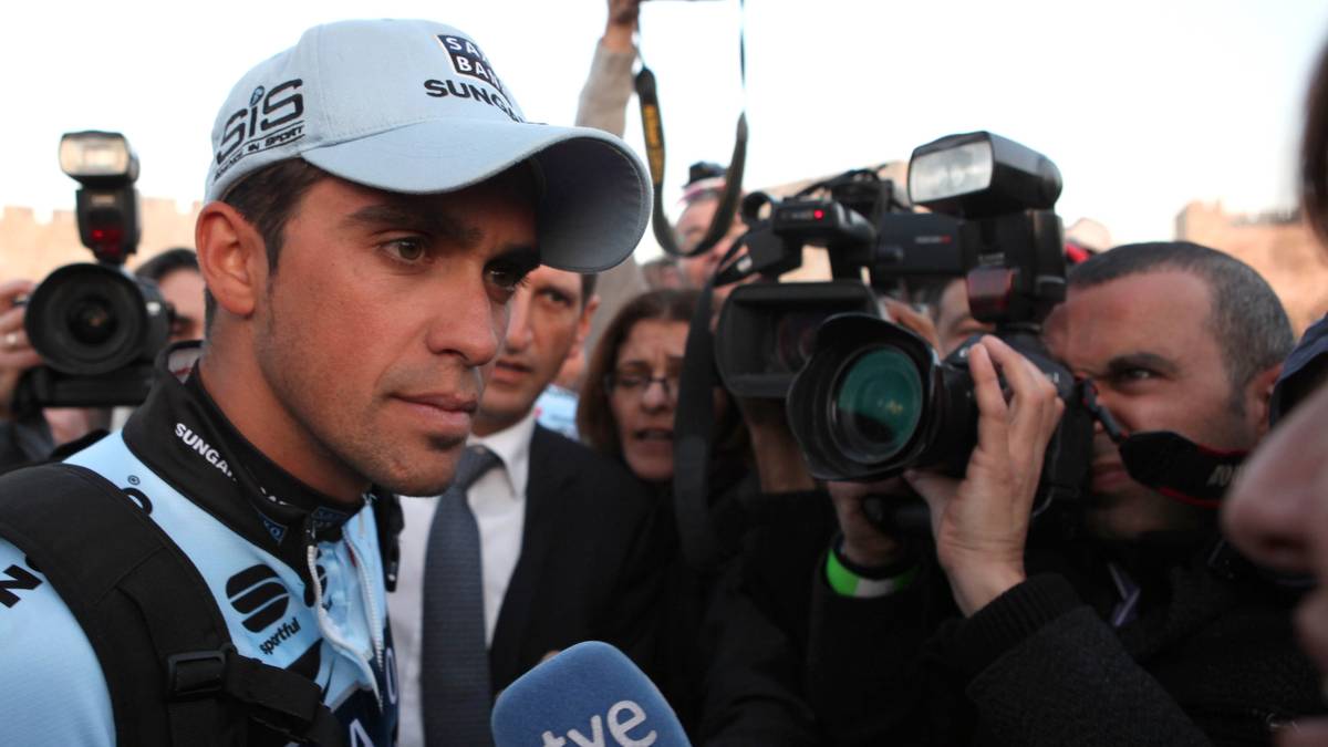 Später erklärt er, ein von einem Helfer in Spanien gekauftes Stück Fleisch sei verseucht gewesen.Trotzdem wird Contador mit einer zweijährigen Doping-Sperre belegt und neben dem Tour-Titel wird ihm auch der Sieg beim Giro d'Italia 2011 aberkannt