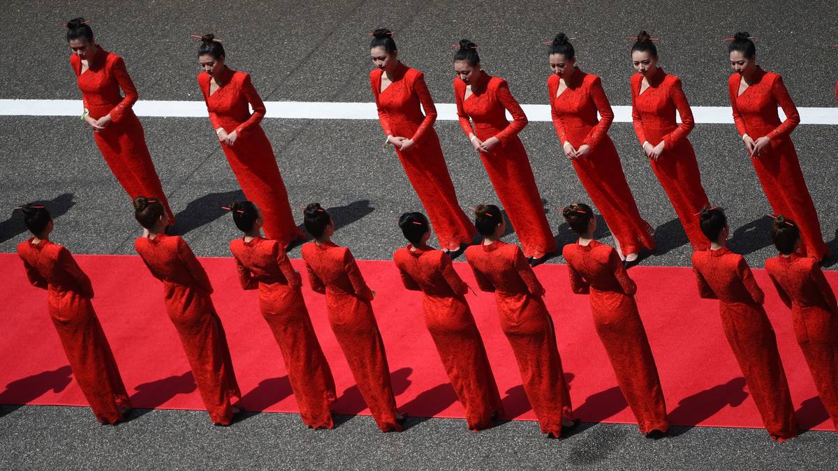 Die Grid Girls stehen Spalier. Der rote Teppich ist ausgerollt: In Shanghai findet das dritte Rennen der noch jungen Formel-1-Saison statt