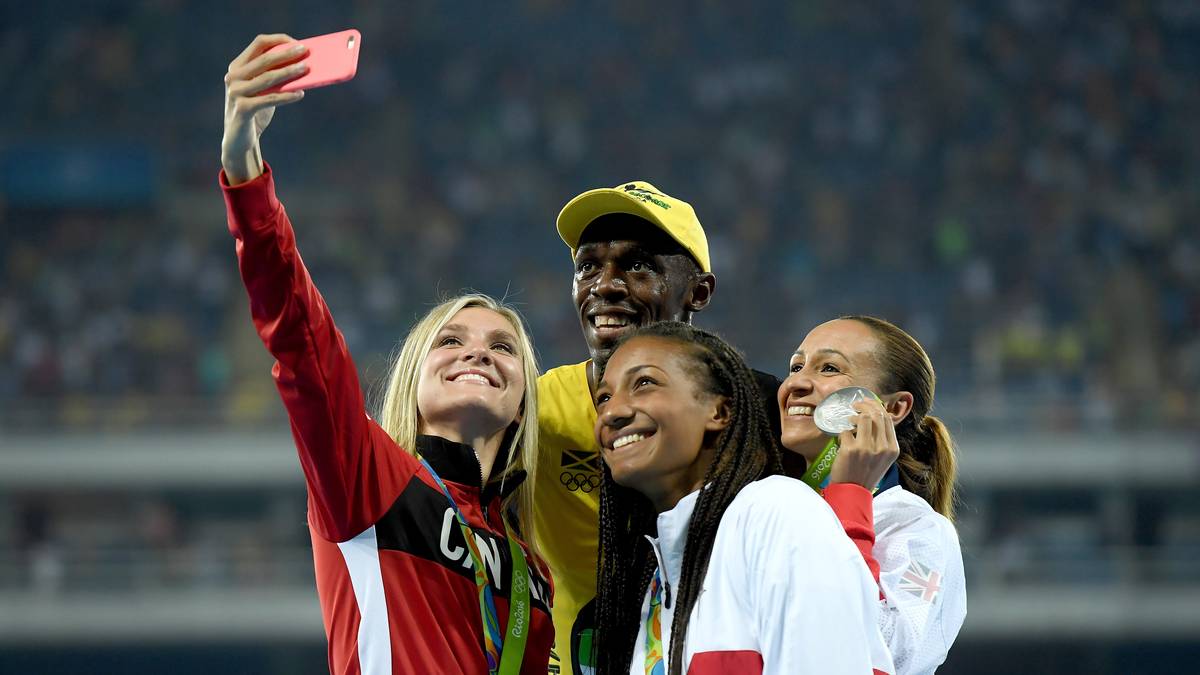 Wenn andere Olympiasieger sich um einen drängen, um ein Selfe zu schießen, ist die Ausnahmestellung von Bolt wohl endgültig klar