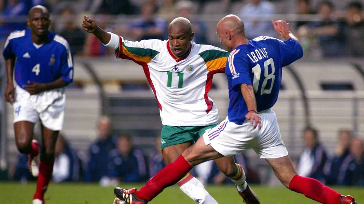 31. MAI 2002, SENEGAL-FRANKREICH 1:0 (VORRUNDE):
Im Duell der "Franzosen im Ausland gegen die Ausländer in Frankreich" (Michel Platini) verlor der Weltmeister nach einem "Sitztor" von Papa Bouba Diop. Frankreich scheiterte ohne Tor in der Vorrunde - als erster Titelverteidiger