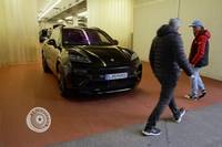 Vorhang auf für den neuen und vollelektrischen Porsche Macan. Triebwerk war exklusiv bei der Entwicklung des neuen Porsche-Stromers weltweit dabei. Jetzt darf Rennfahrer Tim Schrick am noch getarnten Prototypen Hand anlegen.