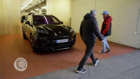 Vorhang auf für den neuen und vollelektrischen Porsche Macan. Triebwerk war exklusiv bei der Entwicklung des neuen Porsche-Stromers weltweit dabei. Jetzt darf Rennfahrer Tim Schrick am noch getarnten Prototypen Hand anlegen.