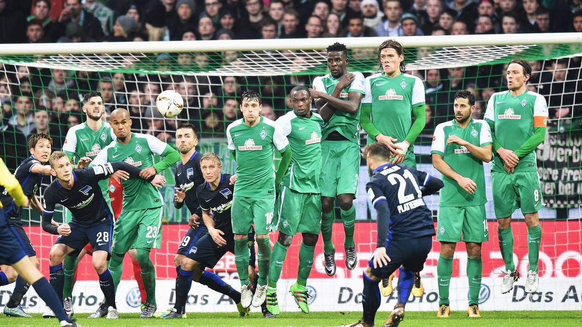 steht es in Bremen auch schon 2:0 für die Gäste. Marvin Plattenhardt (v.) profitiert bei seinem Freistoßtreffer allerdings auch von einem Patzer von Werder-Keeper Felix Wiedwald