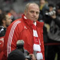 Ralf Rangnick soll beim FC Bayern zum Kreis der Trainerkandidaten zählen. Die Personalie birgt Zündstoff, schließlich liefert sich der 65-Jährige in der Vergangenheit mit Uli Hoeneß den einen oder anderen verbalen Schlagabtausch.