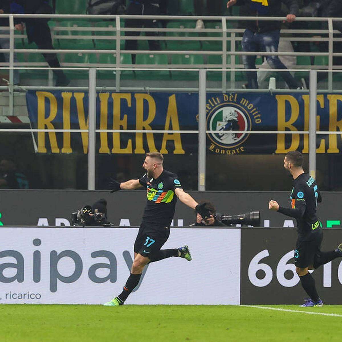 In der Serie A zieht Inter Mailand wieder am AC vorbei. Juventus dreht einen Rückstand gegen die AS Rom.