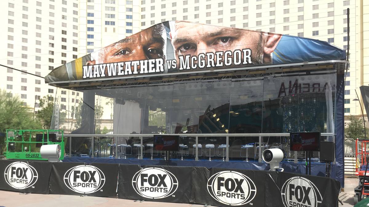 Mit Blick auf die Halle hat der US-Sender Fox schon sein Studio aufgebaut