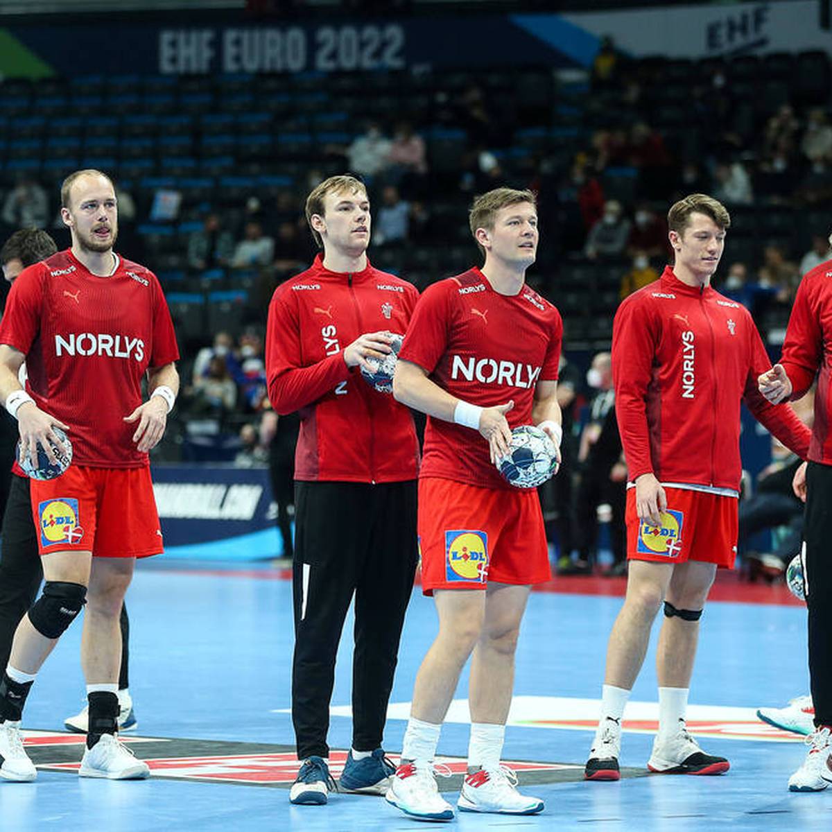 Auf dramatische Art und Weise verpasst Island das Halbfinale bei der Handball-EM. Die Isländer werfen Dänemark Wettbewerbsverzerrung vor, unzählige Spieler erhalten Hassnachrichten.