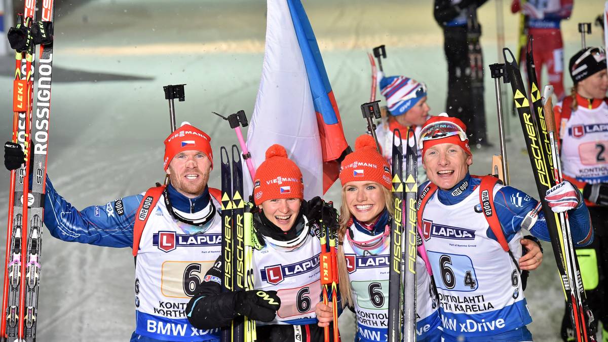 Das Siegerfoto der Tschechen mit (v.l.) Michal Slesingr, Veronika Vitkova, Gabriela Soukalova und Ondrej Moravec