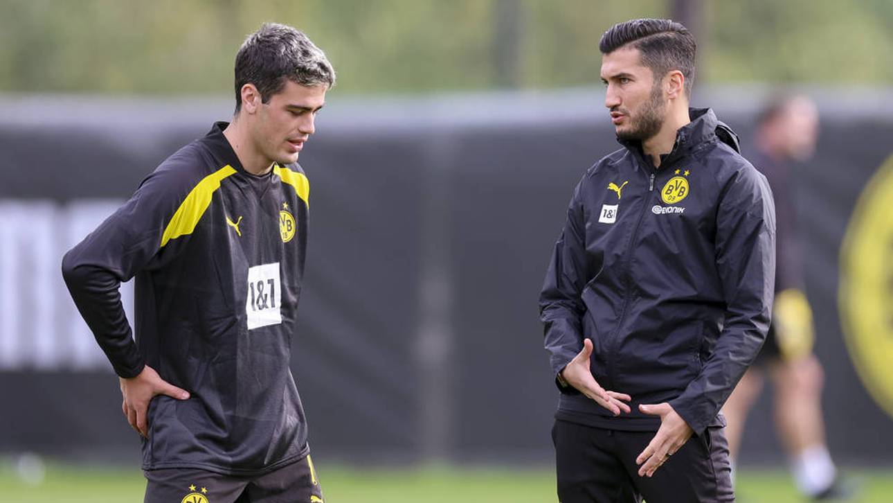 Giovanni Reyna (l.) im Gespräch mit Co-Trainer Nuri Sahin (r.)