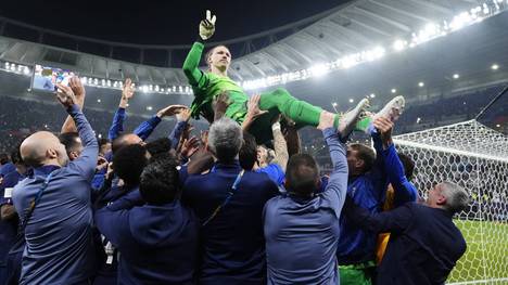 Mit dem Gewinn des Interkontinental-Cups sichert sich PSG den sechsten Titel. Trainer Luis Enrique huldigt nach dem Elfmeterschießen im Finale gegen Flamengo vor allem seinem Keeper.