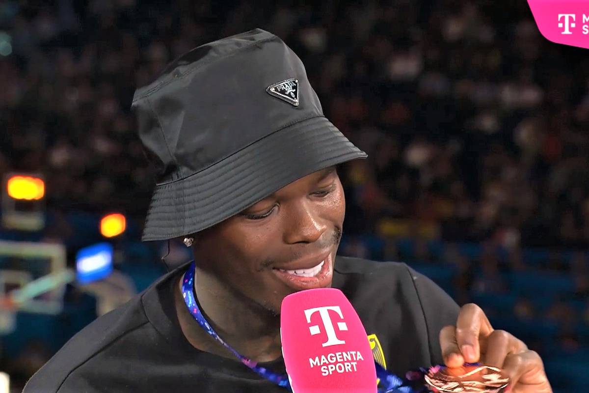 Bei der Basketball-EM sichert sich die DBB-Auswahl Bronze. NBA-Spieler Dennis Schröder schenkt seine Medaille Robin Benzing. 