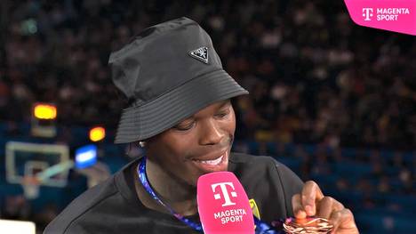 Bei der Basketball-EM sichert sich die DBB-Auswahl Bronze. NBA-Spieler Dennis Schröder schenkt seine Medaille Robin Benzing. 