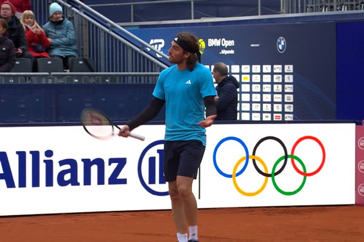 Tennis-Star flucht und zertrümmert Schläger