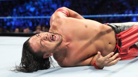 Shinsuke Nakamura wurde bei einer WWE-Show von einem Polizeihund gebissen