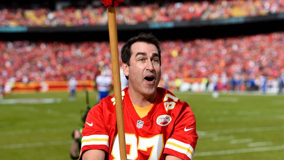 Die Chiefs haben aber auch prominente Fans aus der Comedy-Branche. Comedian Rob Riggle wurde bereits die gleiche Ehre wie Paul Rudd zuteil: Er durfte auf DIE Trommel schlagen