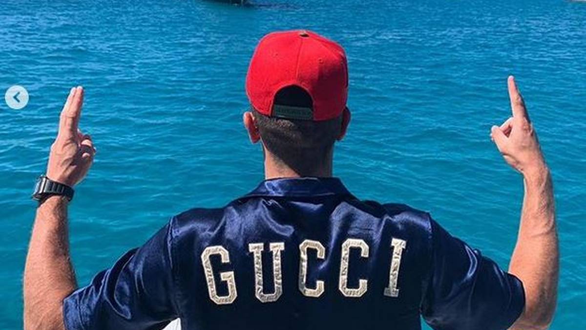 Ribéry trägt eine rote Kappe und Sonnenbrille. Sein Gucci-Bowling-Shirt stammt laut der "Bild"-Zeitung aus der "NY Yankees"-Kollektion. Sie besteht demnach aus Aceta, einem Stoff, der Seide ähnelt. Preis: rund 1150 Euro