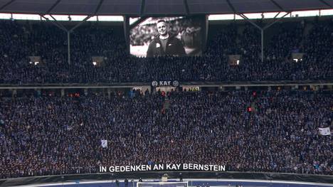 Das Spiel der Hertha gegen Düsseldorf steht im Zeichen des überraschenden Todes von Präsident Kay Bernstein. Vor der Schweigeminute bricht auch der Stadionsprecher in Tränen aus.